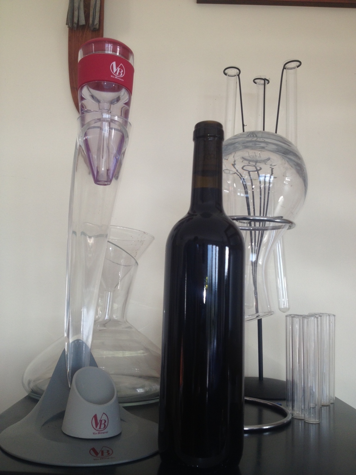 Botella de vino con sus aditamentos